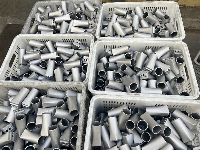 Fester Sitz an der Unterseite der Bus-Handlaufsäule